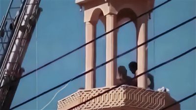 شاب يحاول القفز من أعلى مئذنة بالفيوم ومُنقذه يبرحه ضربًا (فيديو)
