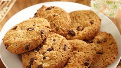 اصنعي الكوكيز بحبيبات الشوكولاتة مع زبدة الفول السوداني بخطوات بسيطة