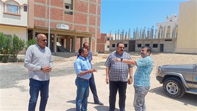 رئيس مدينة سفاجا يعاين موقع إقامة مركز شباب منطقة كيلو 8