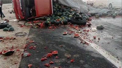   إصابة سائق فى انقلاب سيارة نقل بمقطورة بطيخ