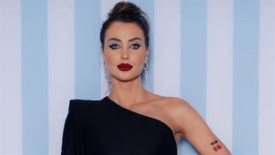 أنابيلا هلال .. زهرة صفراء مثيرة (صور)