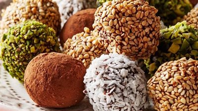 اصنعي كرات التمر بخطوات بسيطة لضيافة المناسبات 