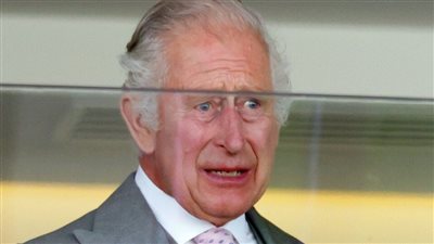 الملك تشارلز يبكي متأثرًا بفوز حصان والدته المفضل.. فيديو