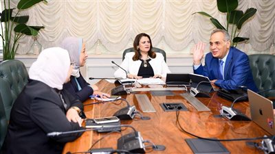 وزيرة الهجرة تستعرض تطبيق 