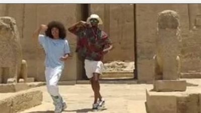 التيك توكر نويل روبنسون يلتقط الصور التذكارية مع أطفال النوبة بأسوان 