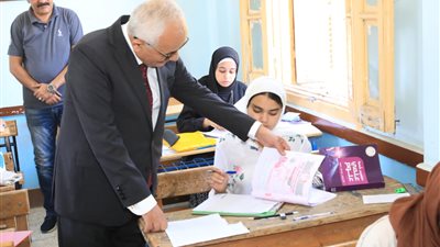 وزير التربية والتعليم يتفقد لجان امتحانات الثانوية العامة في السويس