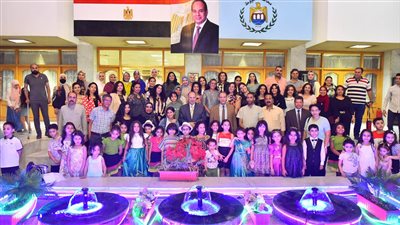 محافظ أسيوط يكرم أطفال متميزين بروضات المدارس وقيادات ومشرفين