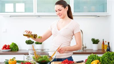    زيت الزيتون يمنع الإصابة بمرض ليس له علاج.. 5 فوائد صحية لتناوله 