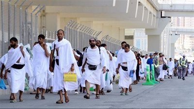 الحجاج يبدأون الوقوف بصعيد منى في يوم التروية (بث مباشر)