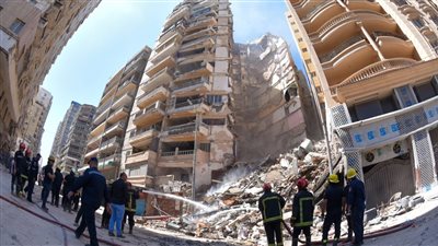 انتشار فرق الدفاع المدني والإسعاف بموقع العقار المنهار بالإسكندرية| صور 