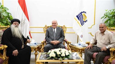 مطران دشنا للأقباط الأرثوذكس يهنئ محافظ قنا بحلول عيد الأضحي 