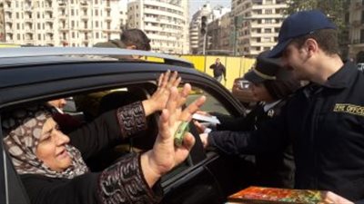 الأمن يوزع عبوات غذائية على محدودي الدخل  بـ9 محافظات