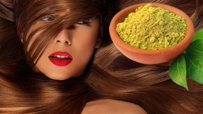 مزايا وعيوب صبغ الشعر بـ الحناء.. تعرف عليها 