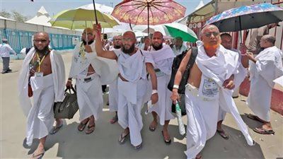 الحجاج يؤدون المناسك رغم حرارة الجو.. فيديو