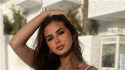 منة عرفة تطل بالأبيض المكشوف في جزر المالديف 