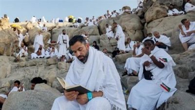الحجاج يقفون على عرفات الطاهر.. لا فرق بين عربي ولا عجمي إلا بالتقوى
