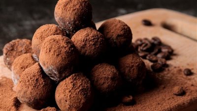 اصنعي ترافل القهوة بالشوكولاتة لضيافة العيد 