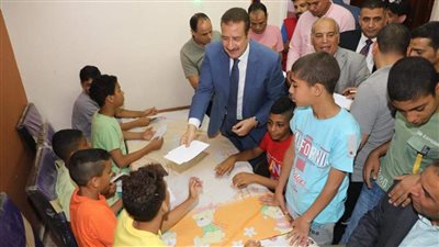 محافـظ المنوفية يزور مؤسسات تربية البنات ويوزع عيدية وهدايا العيد