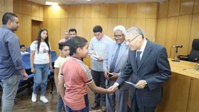 محافظ المنيا يوزع هدايا عيد الأضحى على أطفال مؤسسات وجمعيات دور الرعاية