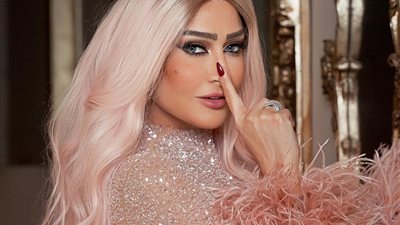 غادة عبد الرازق تثير الجدل بملابس لافتة أمام مرآة الحمام (شاهد)