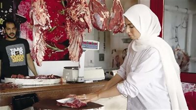 الجزارة لومة تغير صورة المرأة النمطية وتنتظر عريس شهم .. فيديو
