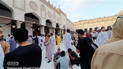 الآلاف من جنسيات مختلفة يحتفلون بالعيد في ساحات جامع الأزهر