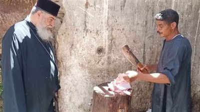 راعى كنيسة الأقباط الكاثوليك بالغردقة يوزع لحوم الأضحية على عمال النظافة