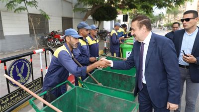 محافظ المنوفية يوزع بونات مواد غذائية بالمجان ولحوم على عمال النظافة 