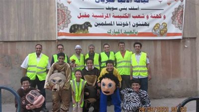 شباب الكنيسة ببني سويف يوزعون الهدايا والبلالين على الأطفال عقب  صلاة العيد 
