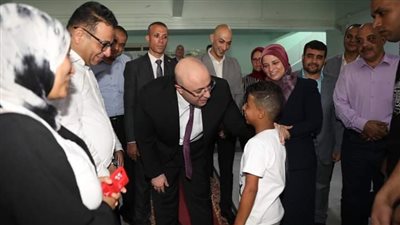 محافظ بني سويف يوزع الهدايا على أطفال جمعية رعاية مؤسسات 