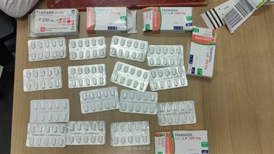 ضبط ثلاثة ركاب بحوزتهم مخدرات بمطار القاهرة