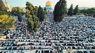 «فرحة العيد» تتحدى الاحتلال..100 ألف مصلٍّ بالمسجد الأقصى