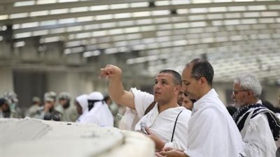 حجاج بيت الله يواصلون رمي الجمرات (شاهد)