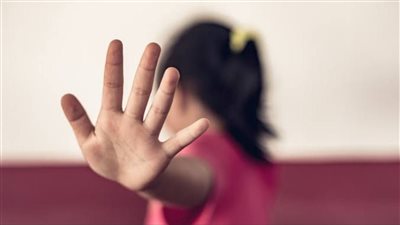 السم في العسل .. عاطل يهتك عرض مراهقة