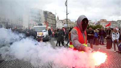 عمود يسقط على أحد المُخربين في شوارع باريس ( فيديو)