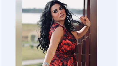 رانيا يوسف تخطف الأنظار بوصلة رقص في إحدى حفلات الزفاف (فيديو)