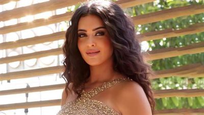 ميرنا نور الدين في شهر العسل بمايوه أحمر (صور)