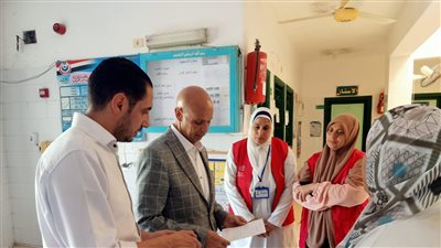 وكيل صحة الشرقية يوجه بنقل طبيبة وممرضة خلال متابعته سير العمل بديرب نجم
