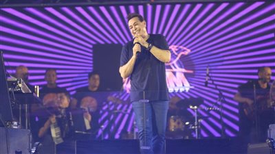 بالصور.. حكيم يتألق مع جمهوره فى حفل كامل العدد بالساحل الشمالي