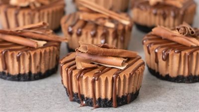 أضيفي لمسة مميزة في الأعياد وحضري ميني تشيز كيك بالشوكولاتة