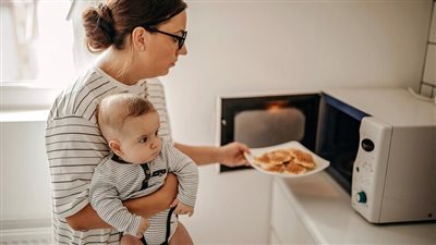 مخاطر تسخين طعام الأطفال في الميكروويف.. مواد سامة تسبب الوفاة