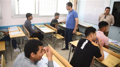 طلاب الثانوية العامة يؤدون امتحان الإستاتيكا الثلاثاء 