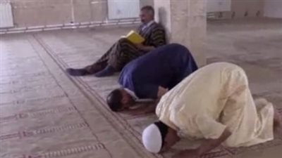 رجل يستعيد بصره أثناء أدائه الصلاة (شاهد)