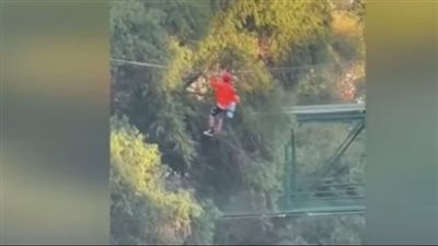 طفل يسقط من ارتفاع شاهق.. مشهد يحبس الأنفاس (فيديو)