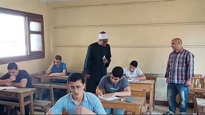 طلاب القسم العلمي يؤدون امتحانات  الثانوية الأزهرية في الفيزياء بهدوء واستقرار