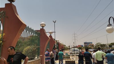 وصول حسام حسني إلى جنازة علاء عبدالخالق 