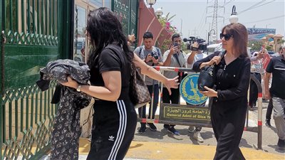 الفنانة حنان تشارك في جنازة علاء عبد الخالق 