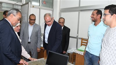 رئيس جامعة قناة السويس يُقدم التهنئة للجهاز الإداري 