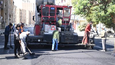 تخفيض مناسيب مطابق الصرف بـ 18 شارعًا في قنا