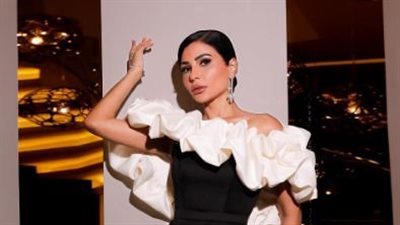 مهيرة عبدالعزيز تتألق بالشفاف في عرض أزياء جورج حقيبة 